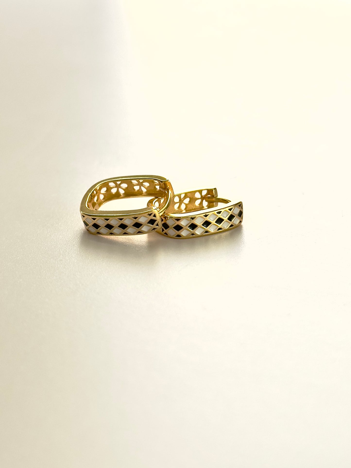 Black White Reversible Huggies